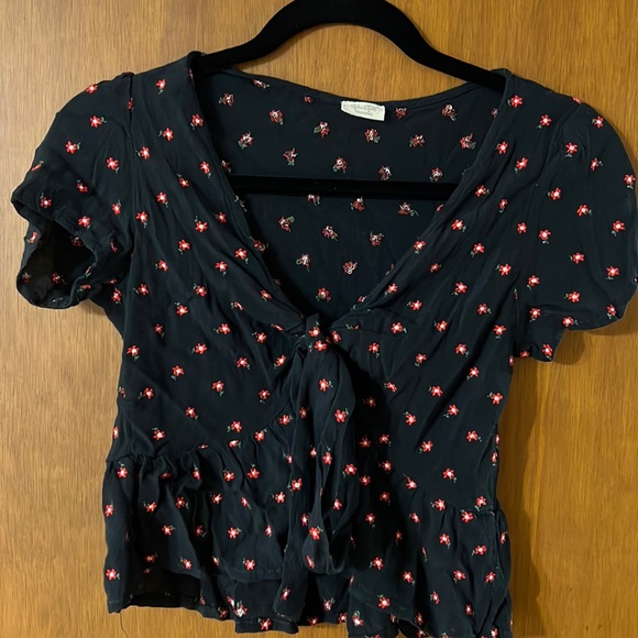 Cropped tied Blouse. Small red flowers on black. XS - Picture 1 of 2